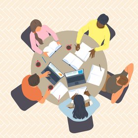 5 Personen sitzen um einen runden Tisch. Sie sind von oben zu sehen und haben Papier, Laptops und Tassen vor sich stehen.